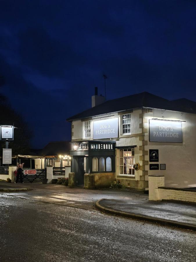 Dog And Partridge Inn 卡恩 外观 照片