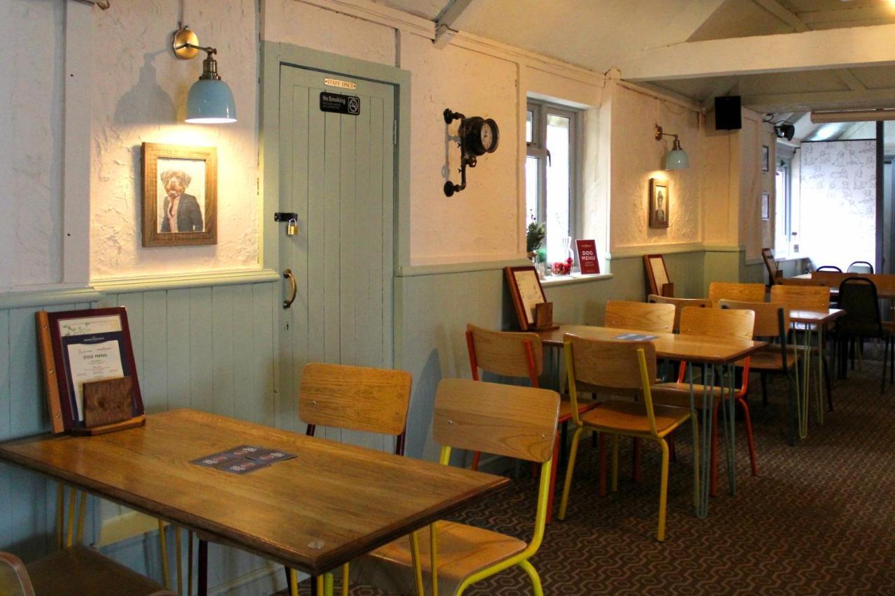Dog And Partridge Inn 卡恩 外观 照片